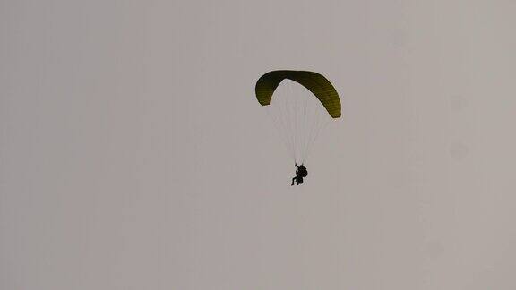 在蓝天上飞行的滑翔伞