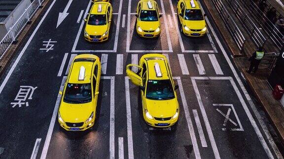 夜间繁忙的黄色出租车在机场出口排起长队