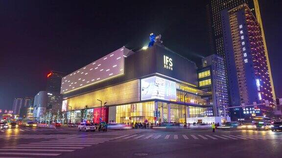 长沙市市中心夜晚灯火辉煌著名购物中心、交通街道、十字路口全景时间跨度4k中国