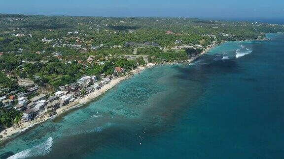 鸟瞰图蓝色的海洋和海岸线与海滩在巴厘岛武吉岛
