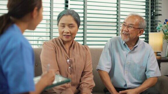 亚洲女护士与老人交谈并测量血压