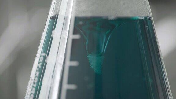 化学过程行动在特殊的试管中与蓝色气泡水发生化学反应
