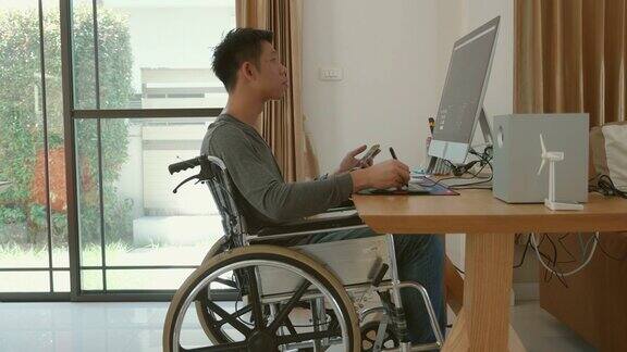 残疾人坐在家里的轮椅上