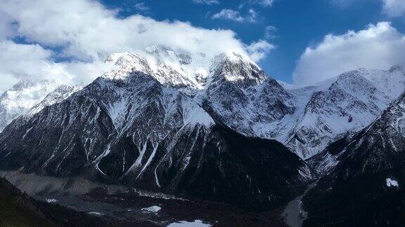 中国西藏冰川山景观的航拍画面