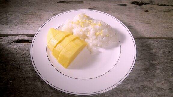 泰国甜点芒果和糯米在一个白色的盘子
