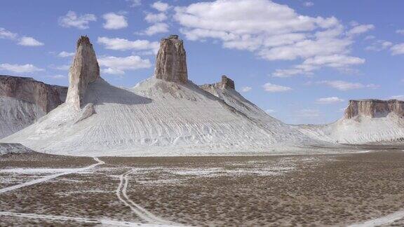 夏季哈萨克斯坦西部乌斯季乌特高原的波日拉岩石航拍图