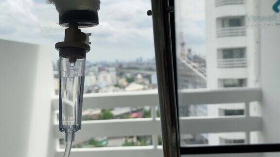 特写一个躺在医院里的病人正在用生理盐水滴注器