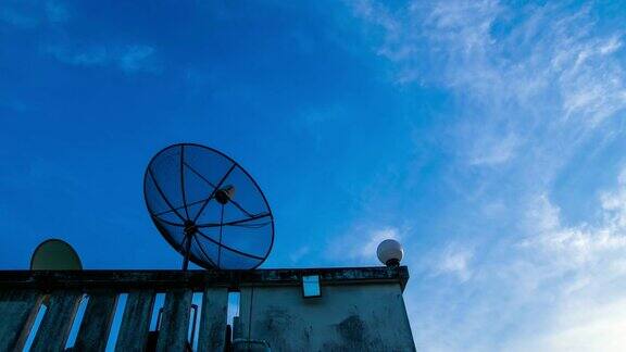 天线通信卫星碟形天线和天空