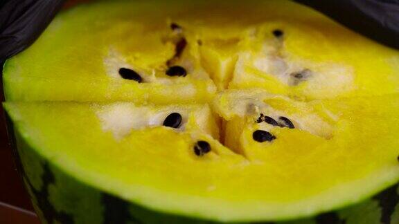 将多汁的黄色西瓜切成片将黄色西瓜的边缘部分切成片