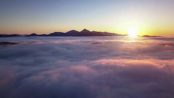 美丽的空中日落在雾云在山区自然无人机拍摄Hyperlapse