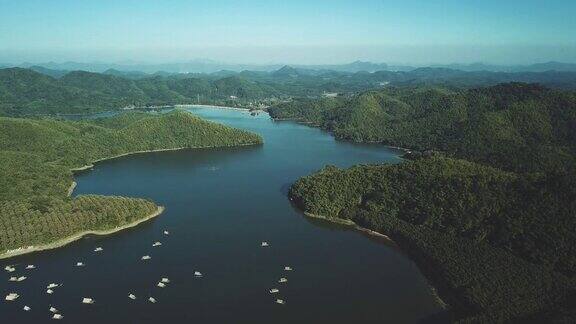 泰国罗伊省湖上的游艇