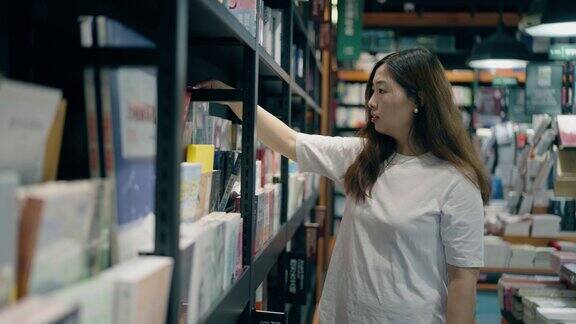 在书店里找书的亚洲女性