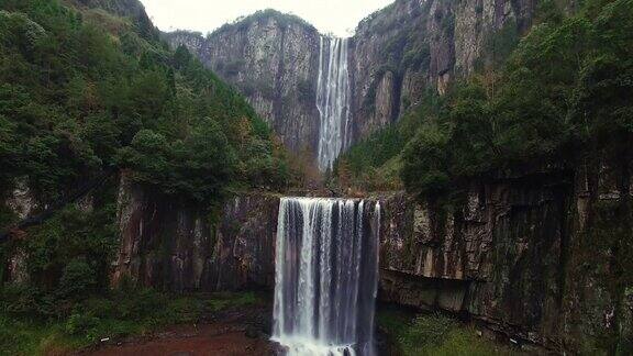 航拍中国最高的美丽瀑布