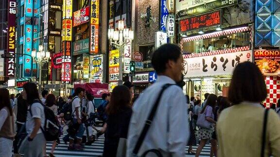 人们正在新宿过马路