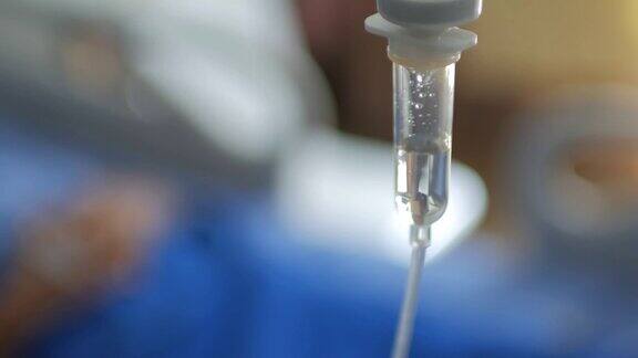 患者亲属在医院用生理盐水容量泵静脉滴注术后触手