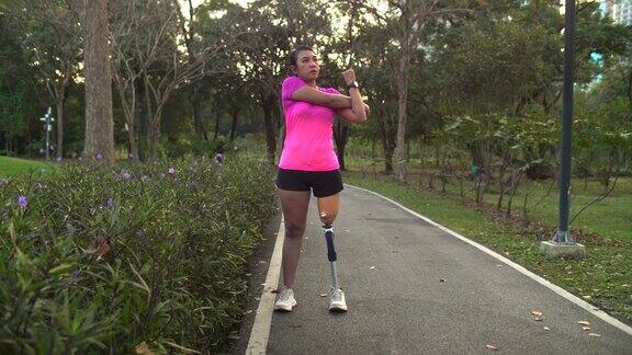 装有假肢的残疾女运动员向前行走