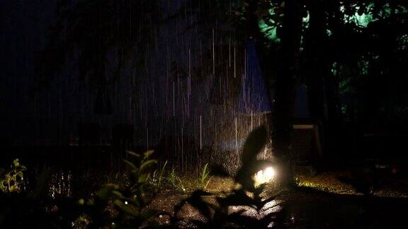 热带暴雨、雷暴、闪电