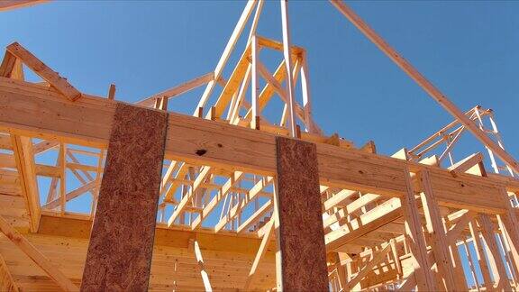 在建造新的梁式房屋期间为了支撑屋顶建造了桁架的木制屋顶框架