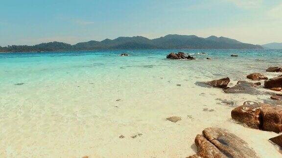 夏日海滩与蓝色的绿松石海在阳光明媚的日子夏天