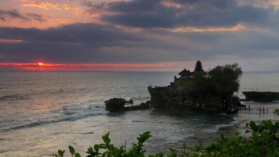 日落时分的塔纳洛特神庙印度尼西亚巴厘岛4K超高清电视