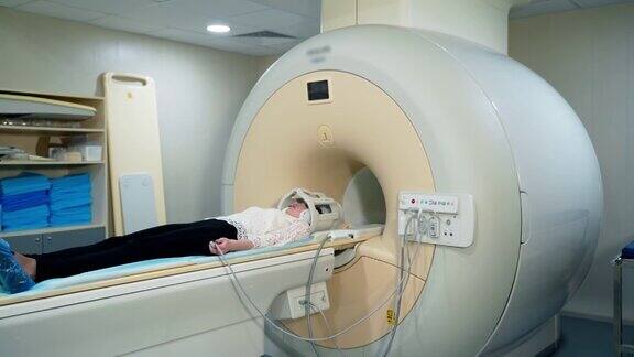 医院核磁共振扫描仪里的病人女人躺在磁共振成像设备上女病人正在诊所做断层扫描