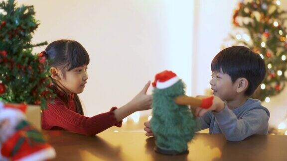 圣诞节那天两个孩子在家里一起玩
