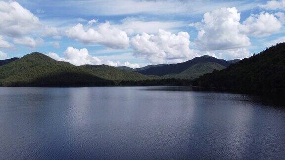 湛蓝多云的天空下依稀可见山脉中的湖泊