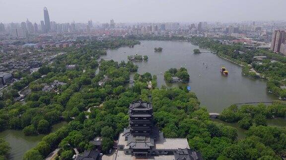 航拍济南市区大明湖公园