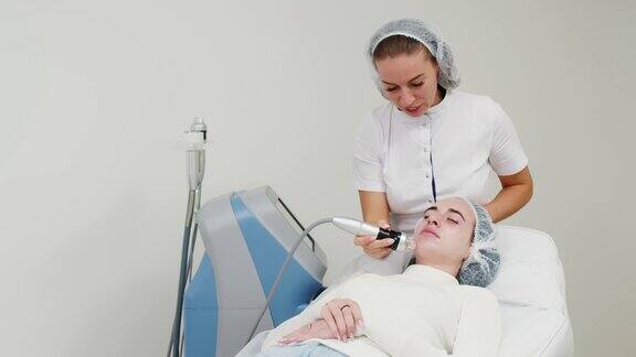 一名年轻女子在一家美容诊所接受射频针的整容手术美容和美容概念