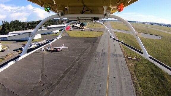 直升机抵达机场靠近跑道滑坡道