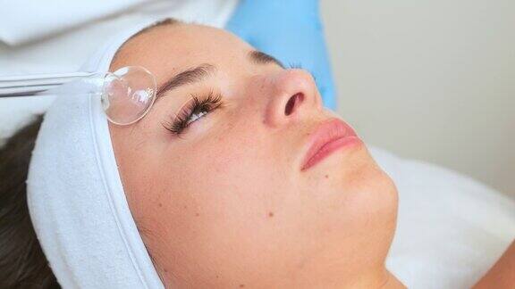 女病人进行面部硬件真空按摩