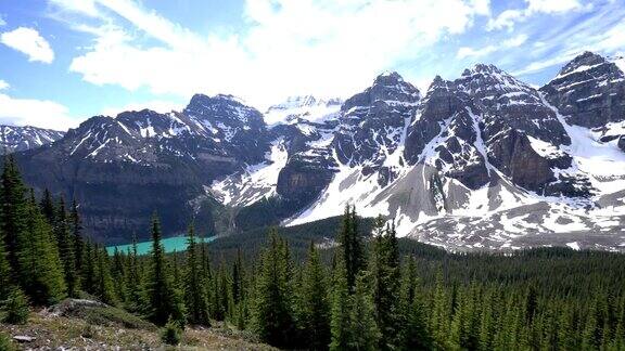 全景拍摄的山谷的十个山峰和冰碛湖从山径