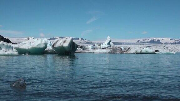全球变暖和气候变化冰岛冰川融化蓝绿色的海湾融化了冰山巨大的冰川在极地自然环境北极冬季景观在全球变暖问题