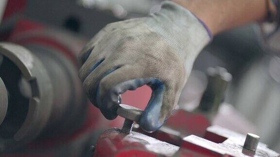 工人们正在生产线上工作生产金属零件维修后调整机器的工程师或维修技术人员研磨铣床工厂工业