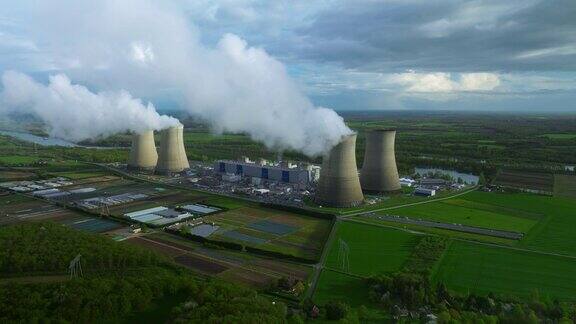 法国最大的核电站之一的冷却塔与美丽的多云天空的空中景观廉价电力欧洲核电站