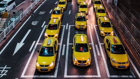 ZI繁忙的黄色出租车在机场出口排队