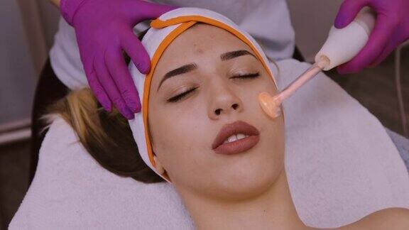 年轻女性在面部和皮肤美容治疗