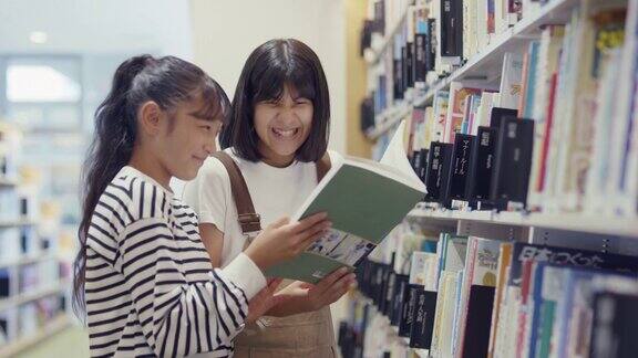MS两个青春期前的女孩在一起读教科书