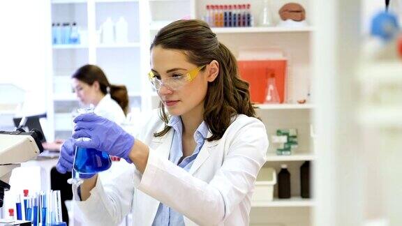 年轻的女科学家在研究实验室工作