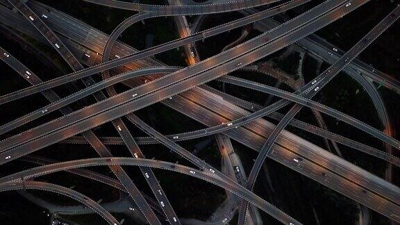 天桥和夜间繁忙交通的鸟瞰图