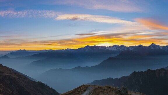 日落时阿尔卑斯山的全景令人惊叹的彩色天空
