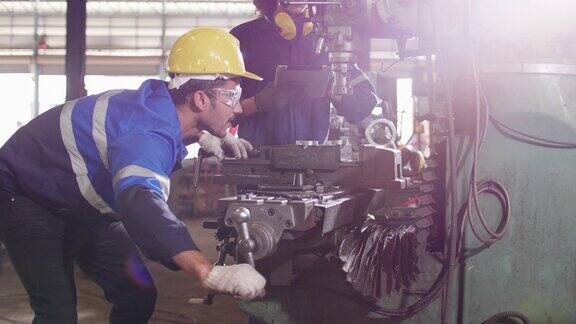 工业机械在工厂机器上工作的男女工程师