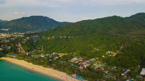 阳光明媚的日子普吉岛拥挤的海滩交通空中全景图4k时间推移泰国
