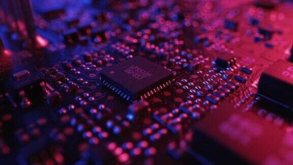 专注于微芯片CPU处理器带有元件的印刷电路板计算机主板:电子设备内部霓虹灯的颜色网络安全概念旋转微距镜头