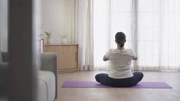 女人在家里的客厅练习瑜伽