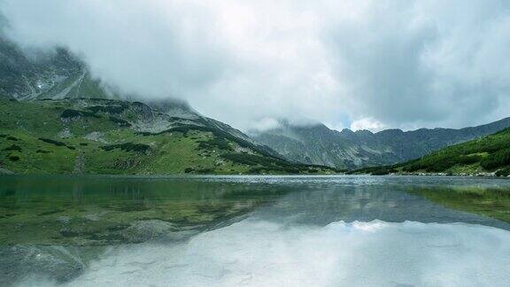 清澈的湖水在山上