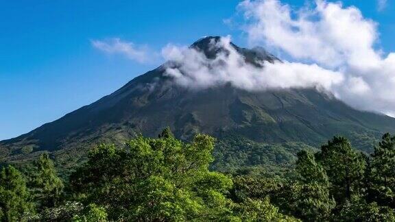 在哥斯达黎加的阿雷纳火山上翻滚的云