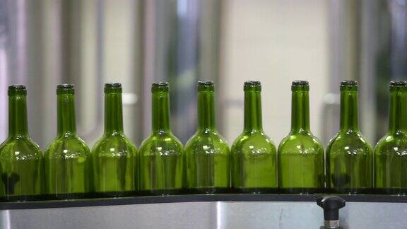 葡萄酒装瓶厂的传送带装瓶