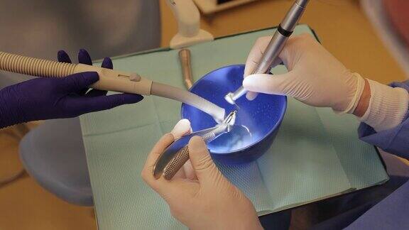 牙科技师会设计牙冠牙科技师制造种植体牙科技师在他的实验室里种植牙