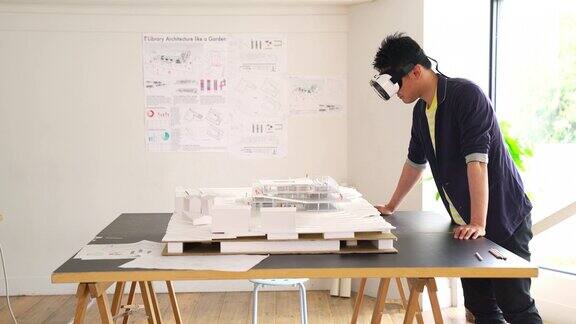 建筑师使用VR头盔探索3D建筑模型